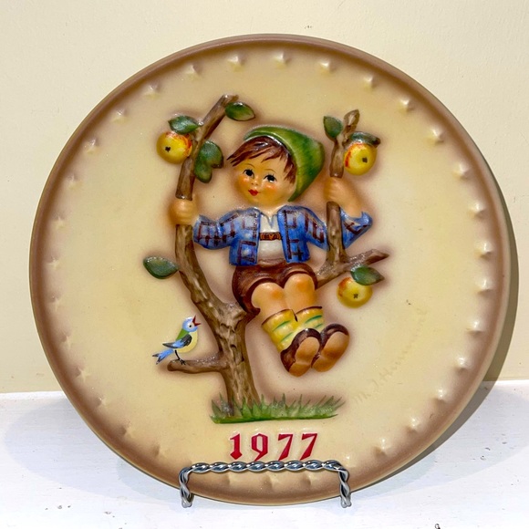 M.J. Hummel 1977 “Apple tree Boy” 7th Annual Collector Plate - Picture 1 of 4